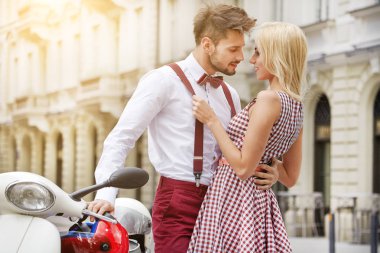 Genç komik güzel moda vintage hipster çift açık sokakta yaz aylarında eğleniyor. 