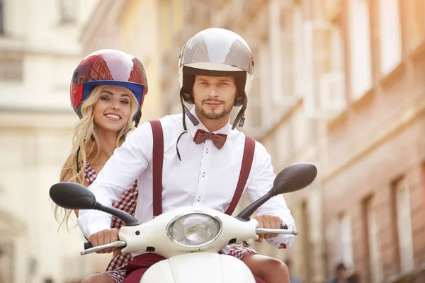 Amor Casal Rua Com Scooter Vintage — Fotografia de Stock