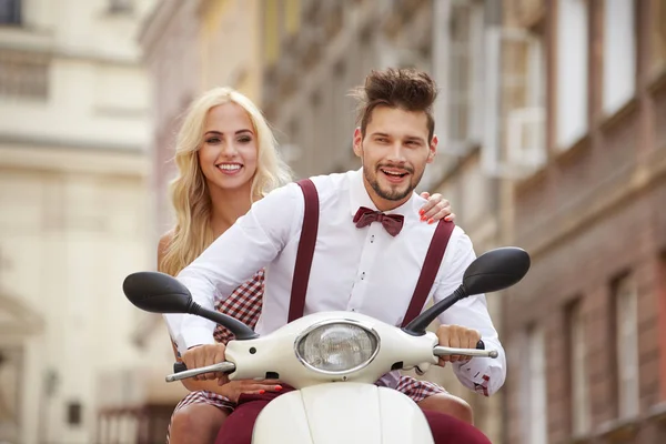 Fun Ride Gyönyörű Fiatal Pár Lovaglás Scooter Együtt Miközben Boldog — Stock Fotó