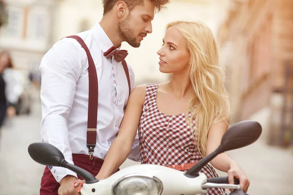 Amor Casal Rua Com Scooter Vintage — Fotografia de Stock