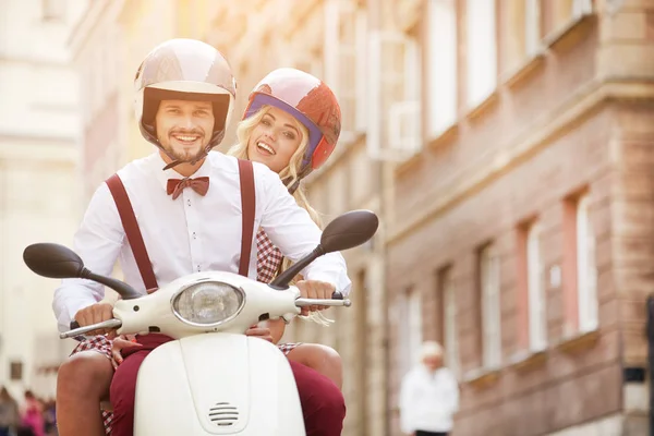 Plezier Rijden Mooie Jonge Paar Paardrijden Scooter Samen Terwijl Gelukkig — Stockfoto