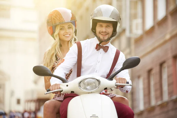有趣的旅行 美丽的年轻夫妇骑滑板车 一边向她男友粘接和微笑的幸福的女人一起 — 图库照片