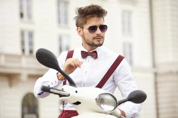 Uomini Moda Hipster Con Scooter Una Giornata Sole Città — Foto Stock