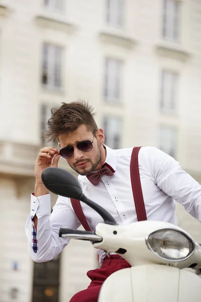 市では 晴れた日にスクーターで流行に敏感なファッション男性 — ストック写真