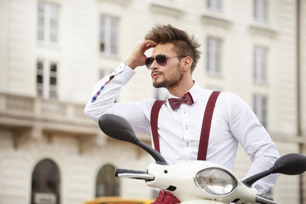 Hipster Homens Moda Com Scooter Dia Ensolarado Cidade — Fotografia de Stock