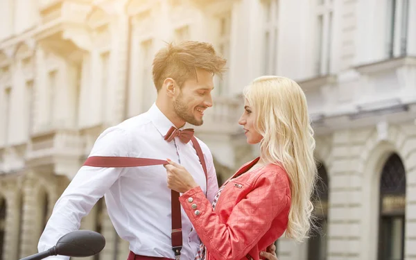 Jovem Casal Beijando Uns Aos Outros Rua — Fotografia de Stock