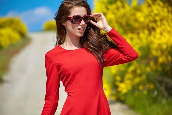 Mulher Bonita Vestido Vermelho Fundo Flores Amarelas — Fotografia de Stock