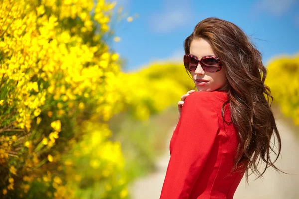 Schöne Frau Rotem Kleid Auf Gelbem Blumen Hintergrund — Stockfoto