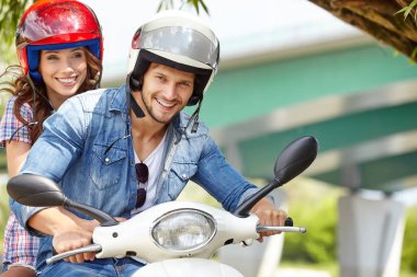 Güneşli bir günde bir şehir sürme mutlu genç Çift