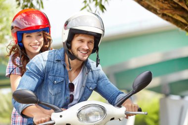 Güneşli bir günde bir şehir sürme mutlu genç Çift