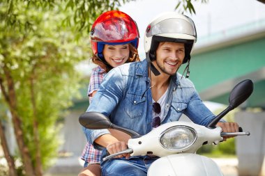 Güneşli bir günde bir şehir sürme mutlu genç Çift