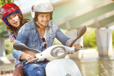 Güneşli bir günde bir şehir sürme mutlu genç Çift