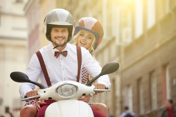 Couple Mignon Chevauchant Scooter Par Une Journée Ensoleillée Dans Ville — Photo