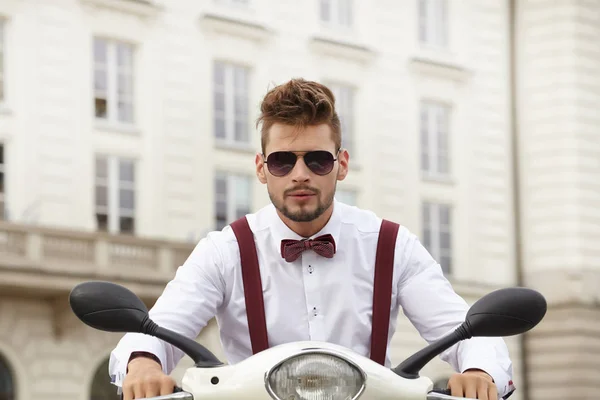 Hipster Homens Moda Com Scooter Dia Ensolarado Cidade — Fotografia de Stock