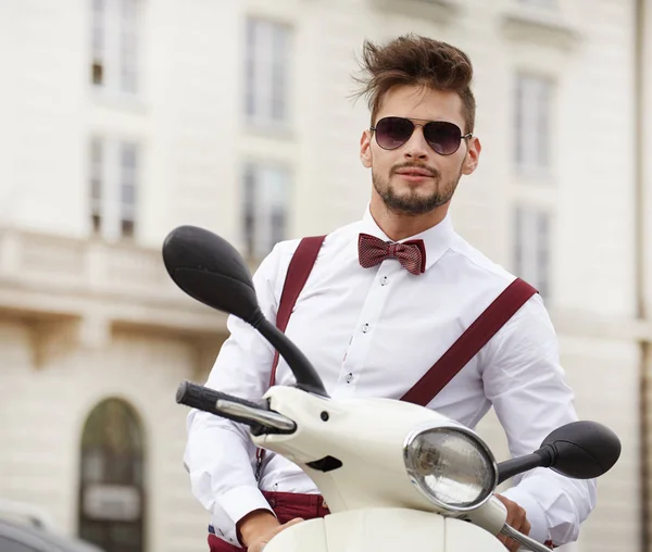 Hipster Homens Moda Com Scooter Dia Ensolarado Cidade — Fotografia de Stock