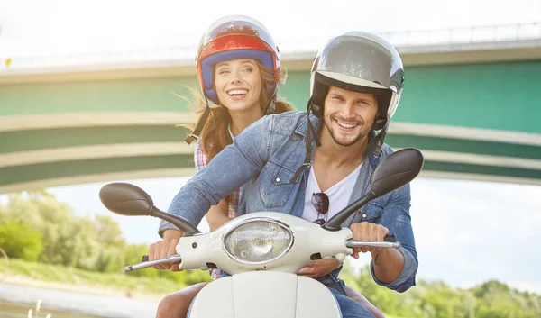 Glückliches Junges Paar Einem Sonnigen Tag Mit Dem Motorroller Der — Stockfoto