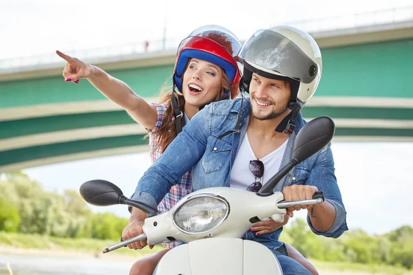 Feliz Joven Pareja Montando Scooter Ciudad Día Soleado —  Fotos de Stock