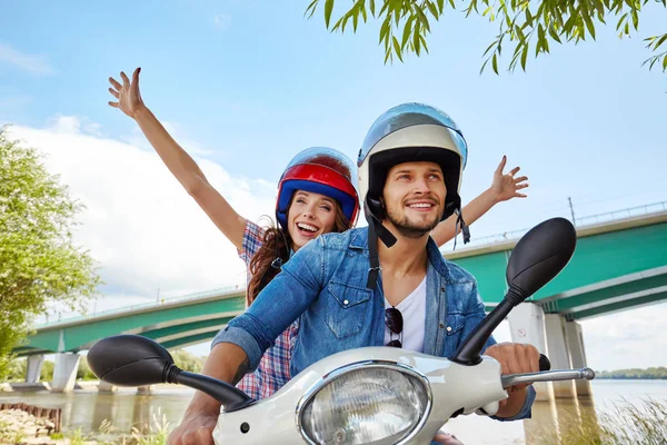 Gelukkige Jonge Paar Rijden Een Scooter Stad Een Zonnige Dag — Stockfoto