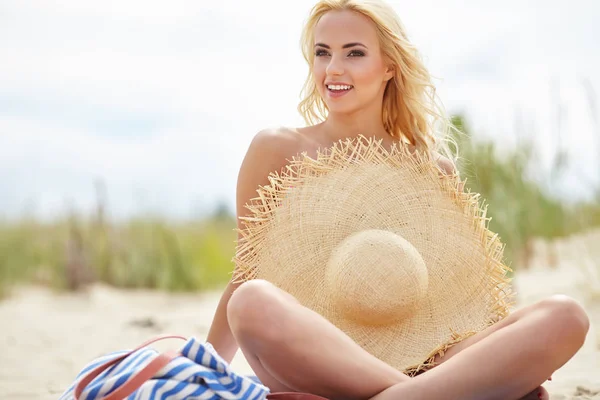 夏帽子を保持してビーチで裸の女性 — ストック写真