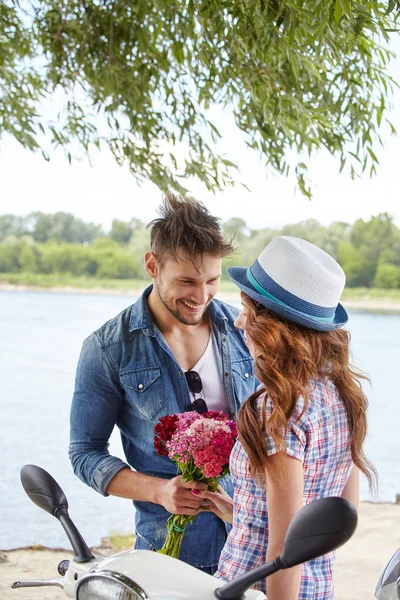 Retrato Hombre Romántico Dando Flores Mujer —  Fotos de Stock