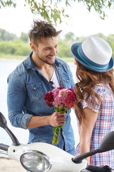 浪漫的男人送花给女人的肖像 — 图库照片