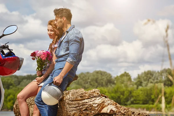 Liefde Paar Een Tochtje Rivier — Stockfoto