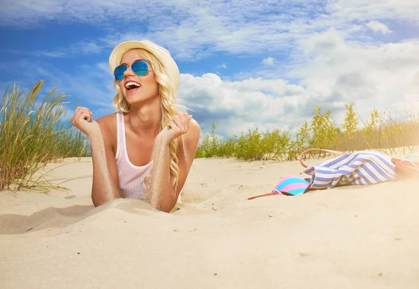 Beach Kadın Funky Mutlu Renkli Giyen Güneş Gözlüğü Yaz Seyahat — Stok fotoğraf