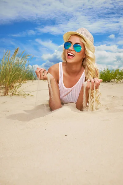 Mulher Praia Funky Feliz Colorido Usando Óculos Sol Chapéu Praia — Fotografia de Stock