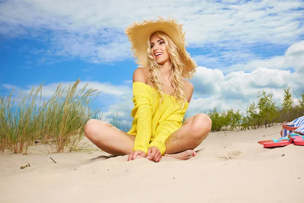 Sonriente Guapa Rubia Con Sombrero Sol Playa —  Fotos de Stock