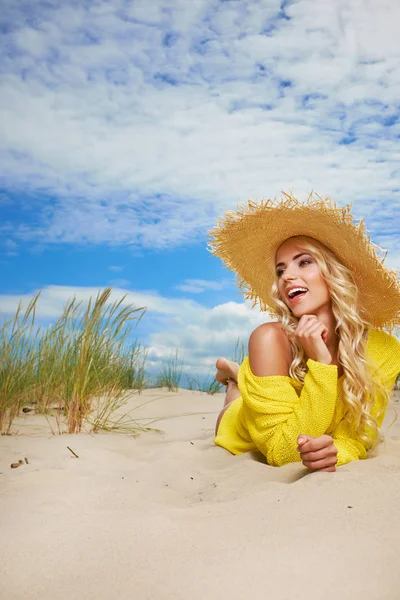 Lächelnde Hübsche Blondine Mit Sonnenhut Strand — Stockfoto