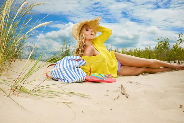 Νεαρή Γυναίκα Απολαύστε Ήλιο Στην Παραλία — Φωτογραφία Αρχείου