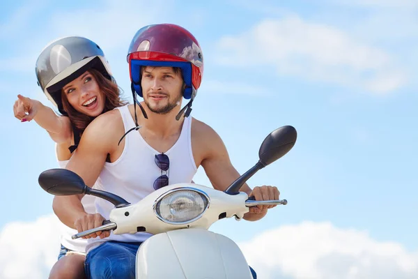 Mooie Jonge Paar Liefde Genieten Plezier Rijden Een Scooter Een Rechtenvrije Stockafbeeldingen