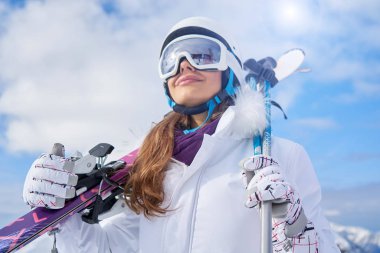                kafkas kadın kayakçı Avrupa Alpleri'nde                