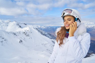                   dağın tepesinde smartphone ile güzel kadın               