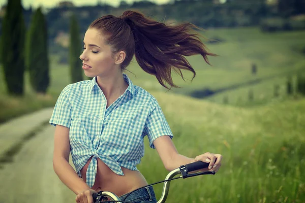 Menina Bonita Com Bicicleta Vintage Livre Hora Verão — Fotografia de Stock