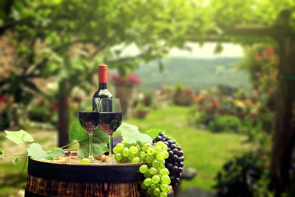 Rode Wijn Met Vat Wijngaard Het Groene Toscane Italië — Stockfoto