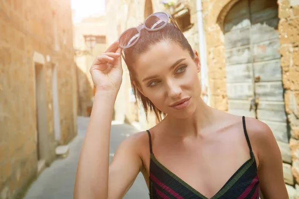 Mulher Atraente Turista Com Chapéu Cidade Italiana Velha — Fotografia de Stock