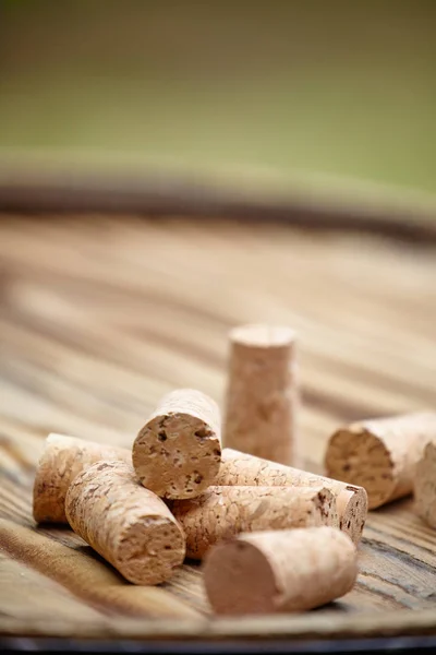 Viele Weinkorken Holzfass — Stockfoto