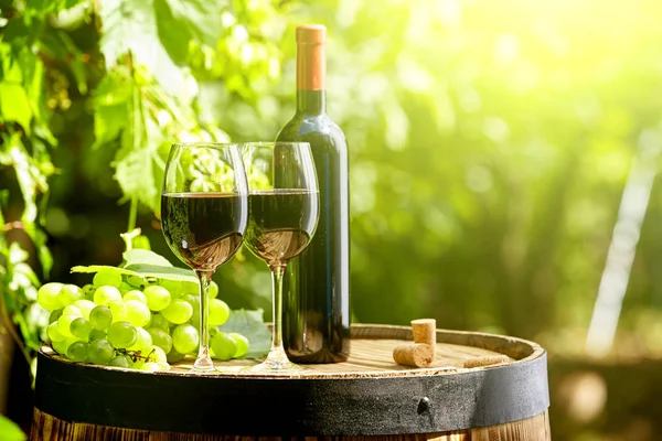 Altes Holzfass Mit Einem Glas Rotwein — Stockfoto