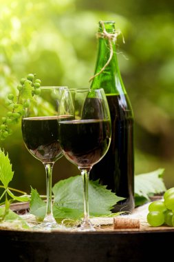 Eski ahşap varil şişe ve kadeh kırmızı şarap ile. 