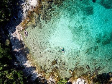 rocky, üstten görünüm desteklemek kristal berraklığında Adriyatik Denizi, uçağın shot 