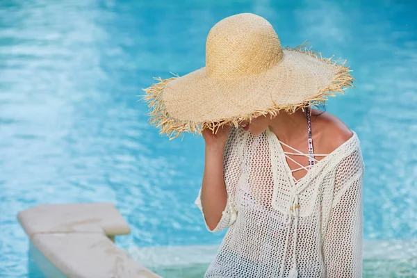 Mode Schöne Frau Sommerurlaub Entspannen Luxus Resort Wellness Pool Junge — Stockfoto