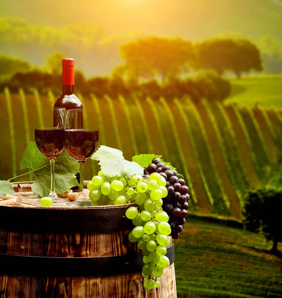 Rode Wijn Met Vat Wijngaard Het Groene Toscane Italië — Stockfoto