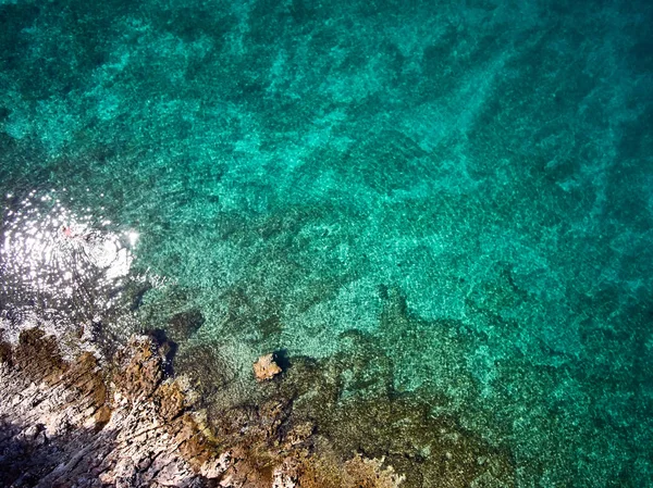 Ovanifrån Rocky Shore Kristallklara Adriatiska Havet Drone Skott — Stockfoto