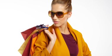 Alışveriş çantası elinde sonbahar palto giyen kadın.