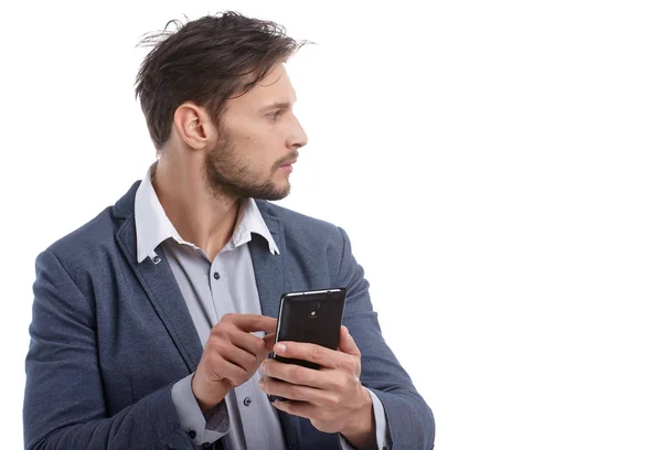 Портрет Щасливої Молодої Людини Використовуючи Мобільний Телефон Ізольовані Білому Тлі — стокове фото