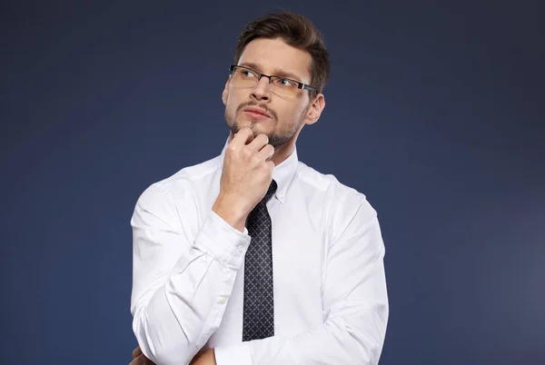 Geschäftsmann Weißem Hemd Und Krawatte Auf Blauem Hintergrund — Stockfoto