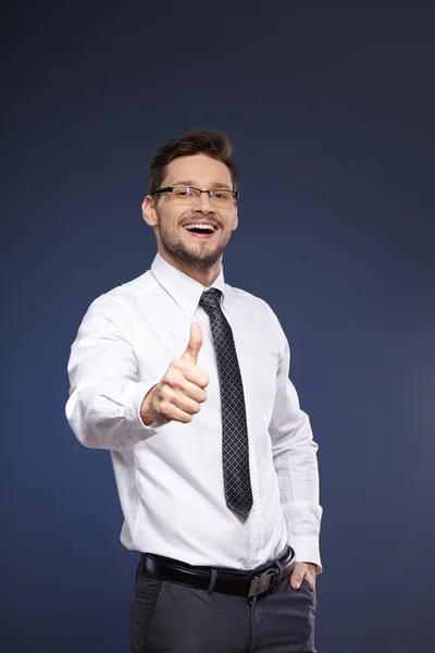 Geschäftsmann Weißem Hemd Und Krawatte Auf Blauem Hintergrund — Stockfoto