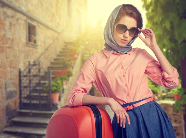 Elegante Vrouw Met Een Koffer Reizen Straat Van Italiaanse Stad — Stockfoto