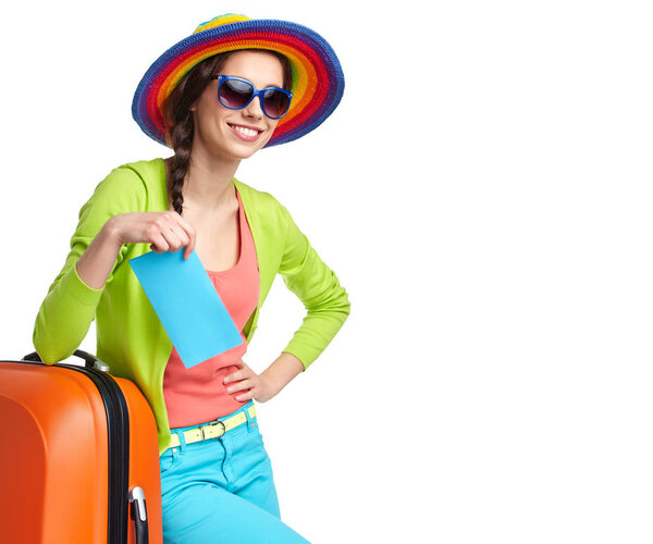 Портрет туристки с чемоданом и посадочным талоном
